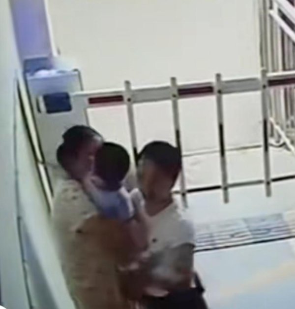 广源优配 湖南衡阳一女子强搂亲吻1岁多男孩，男童当晚高烧确诊水痘，男孩妈妈账号更新：已和解
